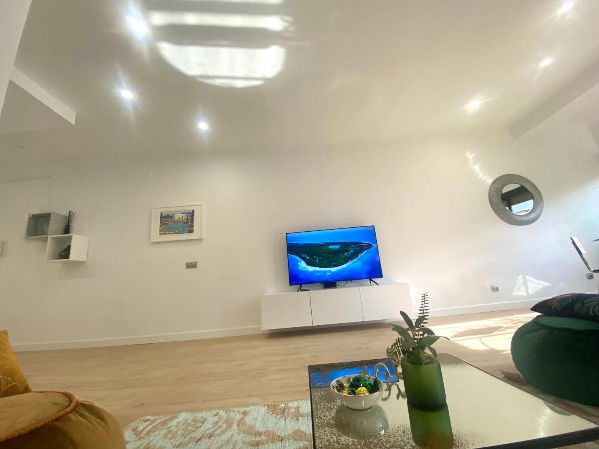 Barcelona Chic Apartments- Free Parking - 10 Min From Bcn City Centre By Metro Εξωτερικό φωτογραφία