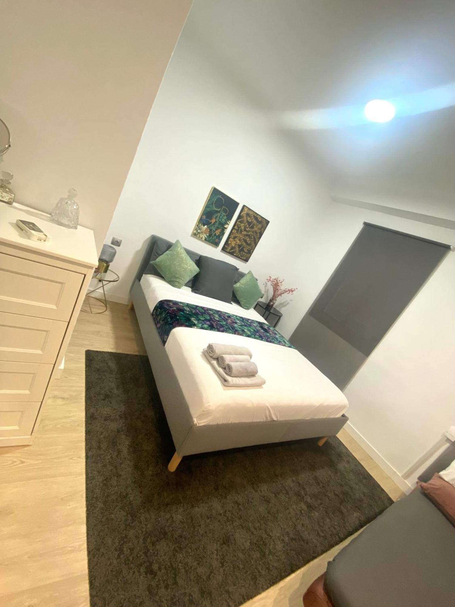 Barcelona Chic Apartments- Free Parking - 10 Min From Bcn City Centre By Metro Εξωτερικό φωτογραφία